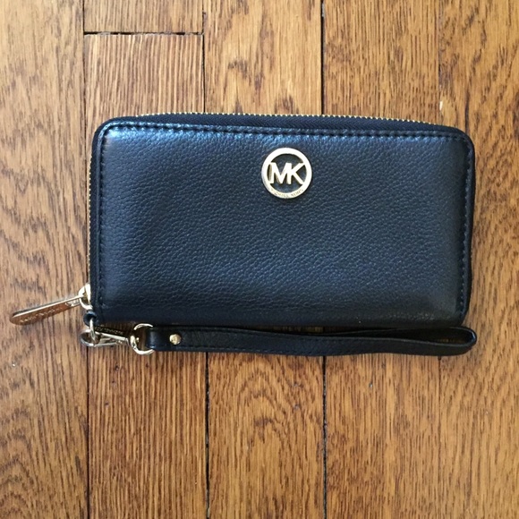Michael Kors Handbags - Michael Kors Wristlet